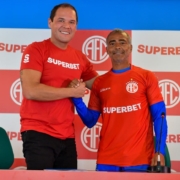 Superbet se convierte en el nuevo patrocinador principal del América-RJ de Romário.